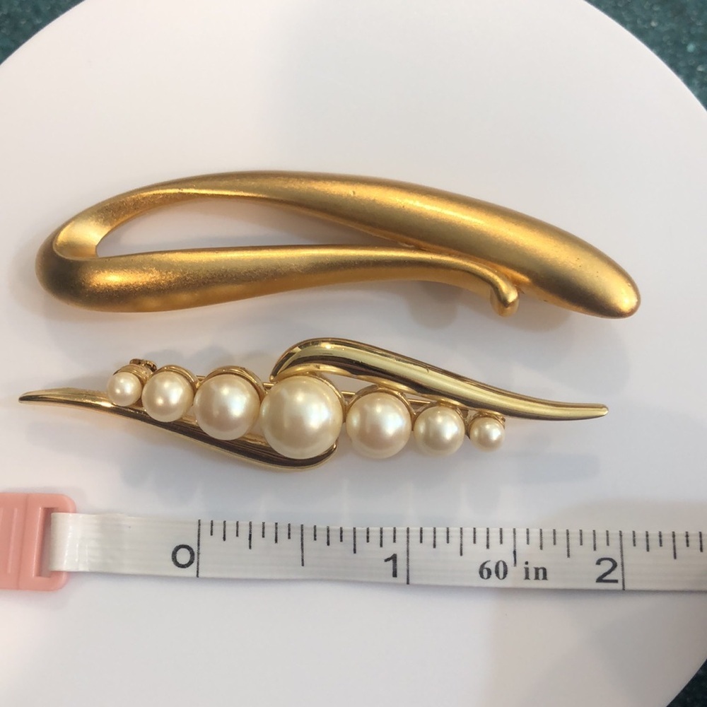 2 Monet Brooches Gold Tone and faux pearls signed - Picture 3 of 6